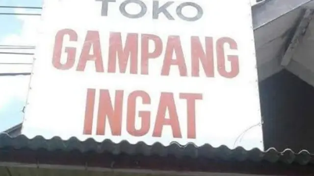 7 Potret Toko dengan Nama Aneh, Bikin Senyum Bacanya