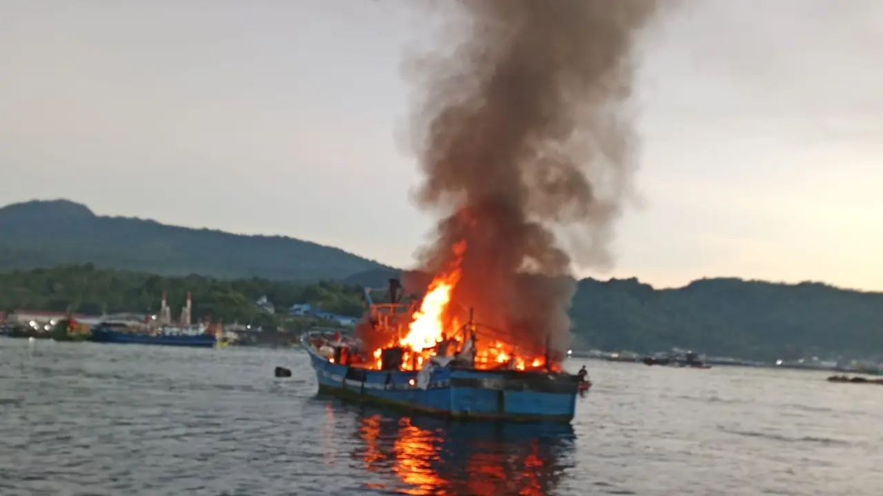 KM Maranatha 04 terbakar di depan dermaga T Pelabuhan Perikanan Bitung, Rabu (15/4/2026) sekitar pukul 05.15 Wita. (Liputan6.com/Yoseph)
