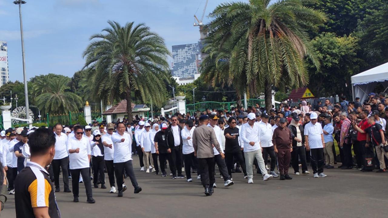 Momen Kepala Daerah Terpilih 'Panas-panasan' Berbaris di Monas, Bikin Polisi Berulang Beri Instruksi