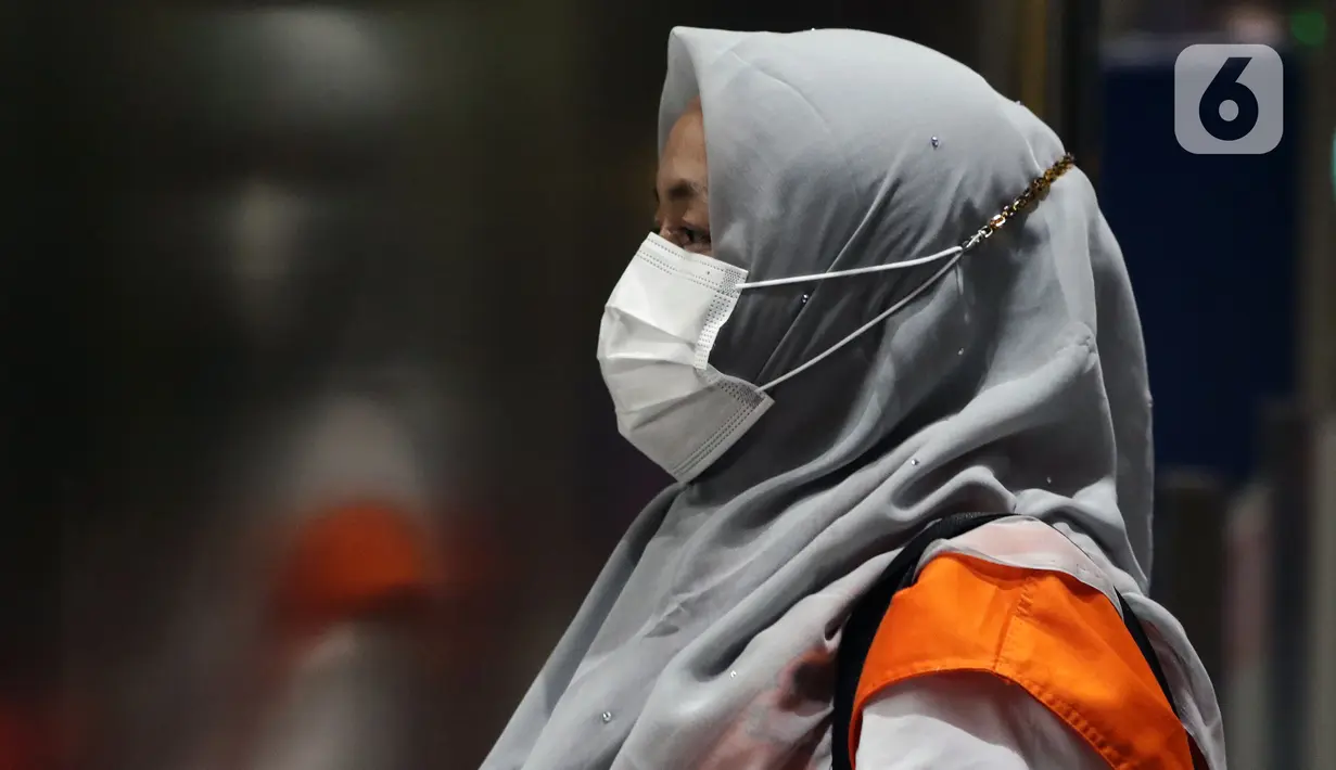 Bupati nonaktif Kolaka Timur, Andi Merya Nur usai menjalani pemeriksaan lanjutan di Gedung KPK, Jakarta, Senin (25/10/2021). Andi Merya Nur ditahan KPK pada Rabu (22/9) terkait suap dana hibah BNPB untuk Rehabilitasi dan Rekonstruksi serta Dana Siap Pakai (DSP). (Liputan6.com/Helmi Fithriansyah)