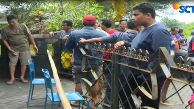Salah satu polisi yang berupaya melumpuhkan pelaku juga terluka akibat senjata tajam pelaku yang diketahui bernama Suliyono warga Banyuwangi, Jawa Timur.