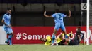 Kiper Persela Lamongan Dwi Kuswanto (tengah) berhasil menangkap bola dalam pertandingan babak penyisihan Grup C Piala Menpora 2021 melawan Madura United di Stadion Si Jalak Harupat, Bandung, Kamis (1/4/2021). Pertandingan berakhir dengan skor 1-1. (Bola.com/Ikhwan Yanuar)