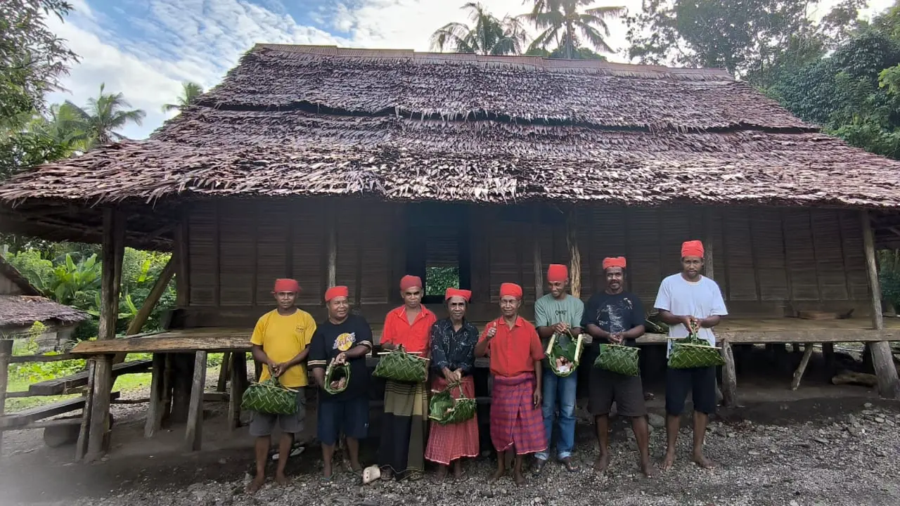 Para tokoh adat Suku Naulu