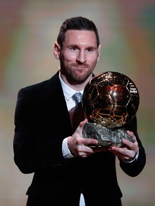 Pemain Barcelona Lionel Messi memegang trofi Ballon d'Or 2019 di Chatelet Theatre, Paris, Prancis, Senin (2/12/2019). Messi mengukir sejarah dengan memenangkan Ballon d'Or untuk keenam kalinya. (AP Photo/Francois Mori)