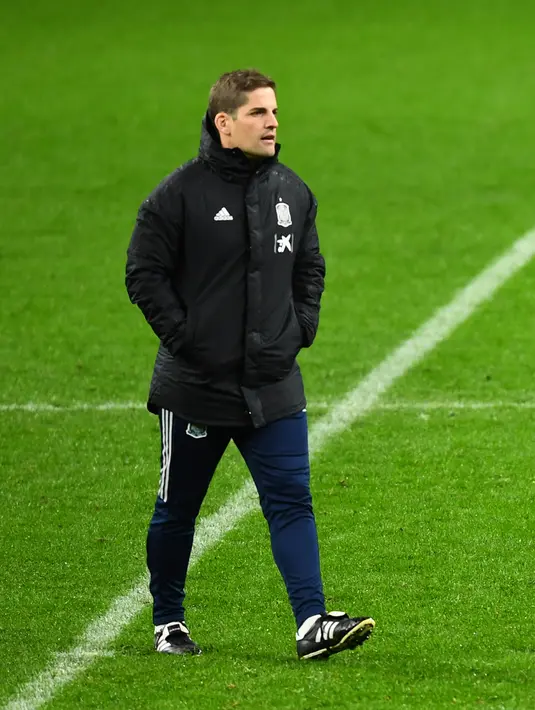 Pelatih Spanyol Robert Moreno menyaksikan para pemainnya berlatih di Stadion Wanda Metropolitano di Madrid (17/11/2019). Spanyol akan bertanding melawan Rumania pada Grup F Kualifikasi Piala Eropa 2020. (AFP Photo/Gabriel Bouys)