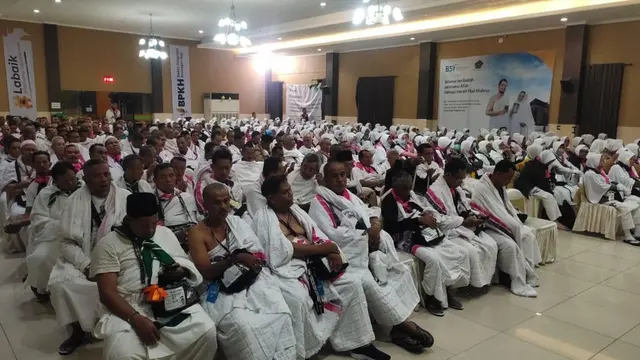 Jemaah calon haji di Embarkasi Surabaya langsung mengenakan ihram saat berangkat. (Foto: Kemenag Jatim)