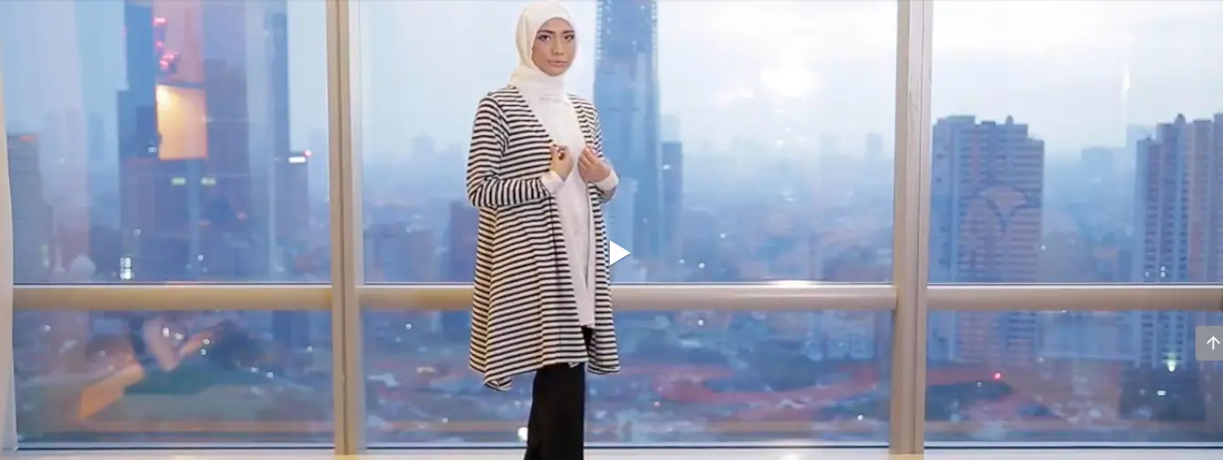 Mix and match busana hijab dengan motif stripes. (sumber foto: Liputan6.com)