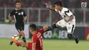 Pemain depan Madura United, Bayu Gatra melompat menghindari tekel bek Persija, Gunawan DC pada lanjutan Go-Jek Liga 1 Indonesia 2018 bersama Bukalapak di Stadion GBK Jakarta, Sabtu (12/5). Madura United unggul 2-0. (Liputan6.com/Helmi Fithriansyah)