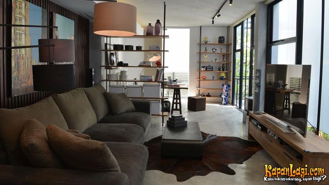Potret rumah seleb dengan gaya industrial (Sumber: kapanlagi.com/Muhammad Akrom Sukarya)