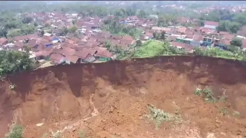 Longsoran sepanjang 500 meter dengan ketinggian 50 meter nampak menggangga di lokasi longsor di di Kampung Cipager, Desa Karyamekar Kecamatan Cilawu, Garut, Jawa Barat.