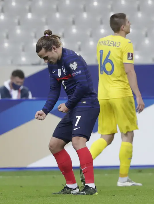 Penyerang Prancis, Antoine Griezmann berselebrasi usai mencetak gol ke gawang Ukraina pada pertandingan kualifikasi Piala Dunia D di stadion Start de France, di Saint Denis, utara Paris, Kamis (25/3/2021). Prancis bermain imbang atas Ukraina 1-1. (AP Photo/Thibault Camus)