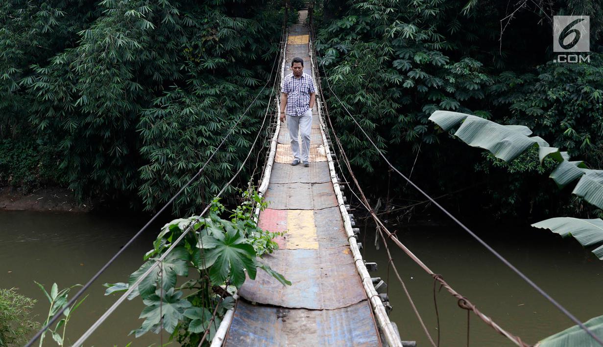 Jembatan yang berada di atas Sungai Ciliwung ini menjadi salah satu akses bagi warga untuk mempersingkat waktu menyeberang Lenteng Agung, Jakarta, Rabu (24/5). (Liputan6.com/Immanuel Antonius)