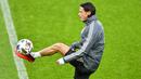 Pemain Jerman, Nico Schulz, mengontrol bola saat sesi latihan jelang laga persahabatan di Koln, Rabu (7/10/2020). Jerman akan berhadapan dengan Turki. (AP Photo/Martin Meissner)