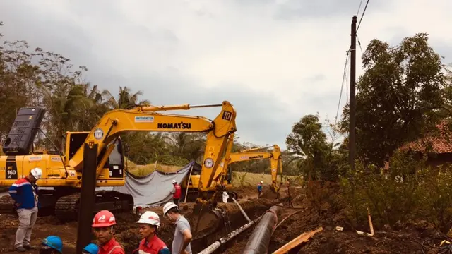 Penanganan tumpahan BBM jenis solar dari pipa Pertamia bocor di Tarisi, Wanareja, Cilacap. (Foto: Liputan6.com/Pertamina/Muhamad Ridlo)