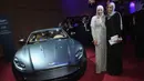 Ibtihaj Muhammad (kiri) dan Aya Elsekhely berpose dalam acara Time 100 Gala 2017 di New York City, AS, Selasa (25 /4). Sebagai atlet muslimah berprestasi, ia merupakan simbol keberagaman dan toleransi di Amerika Serikat. (AFP Photo)