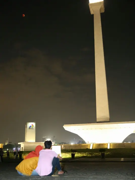 Di pelataran Cawan Monas disediakan satu teropong, sekitar puluhan orang mengantri untuk melihat fenomena gerhana bulan total melalui teleskop. (Deki Prayoga/Bintang.com)