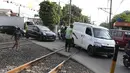 Kendaraan melintasi perlintasan kereta api di kawasan Lenteng Agung, Jakarta, Kamis (14/3). Pembangunan fly over berbentuk tapal kuda tersebut diprediksi akan mengurangi tingkat kemacetan antara 40-50 persen. (Liputan6.com/Immanuel Antonius)