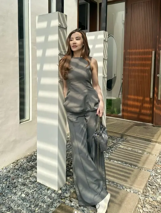 Aaliyah terlihat begitu memikat dengan busana bernuansa abu-abu. Siluet tailoring hadirkan elegansi nyata.  [Foto: Instagram/ Aaliyah Massaid]