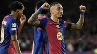 Pemain depan Barcelona asal Brasil #11, Raphinha, merayakan gol ketiga timnya selama pertandingan leg kedua babak 16 besar Liga Champions UEFA antara FC Barcelona dan SL Benfica di Estadi Olimpic Lluis Companys di Barcelona, Rabu dini hari WIB (12-3-2025). (Josep LAGO/AFP)