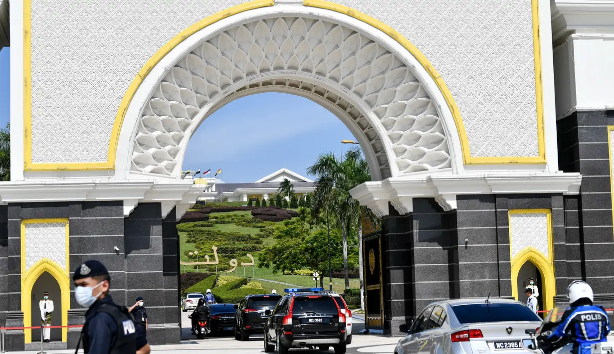 Perdana Menteri interim Malaysia Mahathir Mohamad tiba di Istana Negara di Kuala Lumpur, Malaysia, pada 27 Februari 2020. Pemanggilan dilakukan  ketika negara itu diguncang kekacauan politik yang disebabkan oleh pengunduran diri Mahathir. (Xinhua/Zhu Wei)