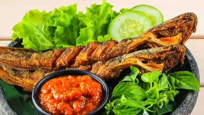 Menggoreng Ikan Lele agar Tetap Lurus dan Tidak Menempel di Wajan