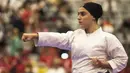 Karateka asal Iran, Fatemeh Sadeghi Destak, tampil menggunakan hijab pada Kejuaraan Dunia Karate Junior, Cadet dan U-21 2015 di ICE, Tangerang. (Bola.com/Vitalis Yogi Trisna) 