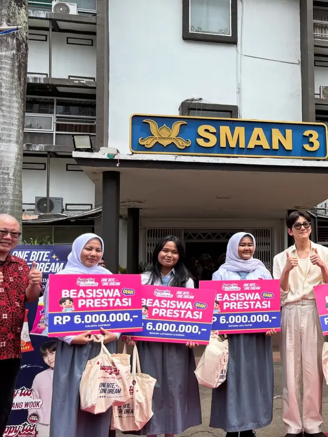 Vibe CEO Ji Chang Wook Saat Bagikan Beasiswa di SMA Jakarta, Penuh Karisma