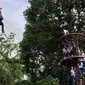 Salah satu tantangan yang harus Anda taklukan di Manado Treetop Zipline Park.