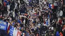 Fans Prancis melakukan selebrasi saat pertandingan semifinal UEFA Nations League melawan Belgia  di stadion Juventus, di Turin, Italia, Jumat (8/10/2021). Kemenangan ini mengantar Prancis ke final dan akan bertemu Spanyol. (Massimo Rana/Pool Photo via AP)