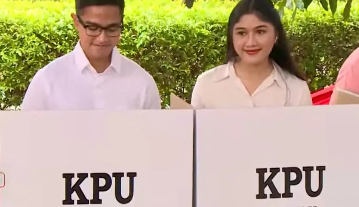 Kaesang dan Erina melakukan pencoblosan surat suara di TPS  63, Apartemen Taman Rasuna Tower 10, Kuningan, Jakarta Selatan. [YouTube/SCTV/Indosiar]