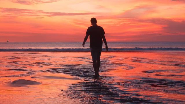 Gambar Orang Sedih Di Pinggir Pantai - status wa galau