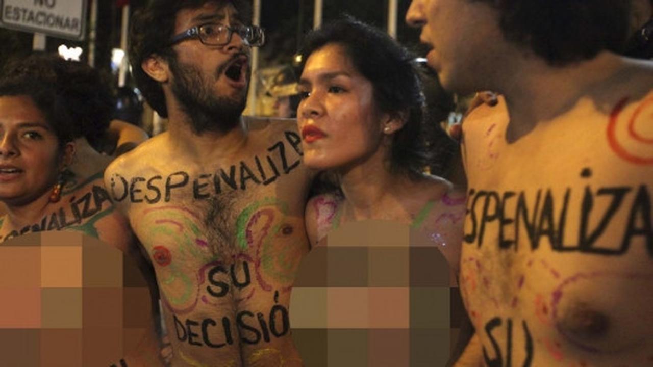 Puluhan wanita pro-aborsi nekat umbar payudara di jalanan Peru