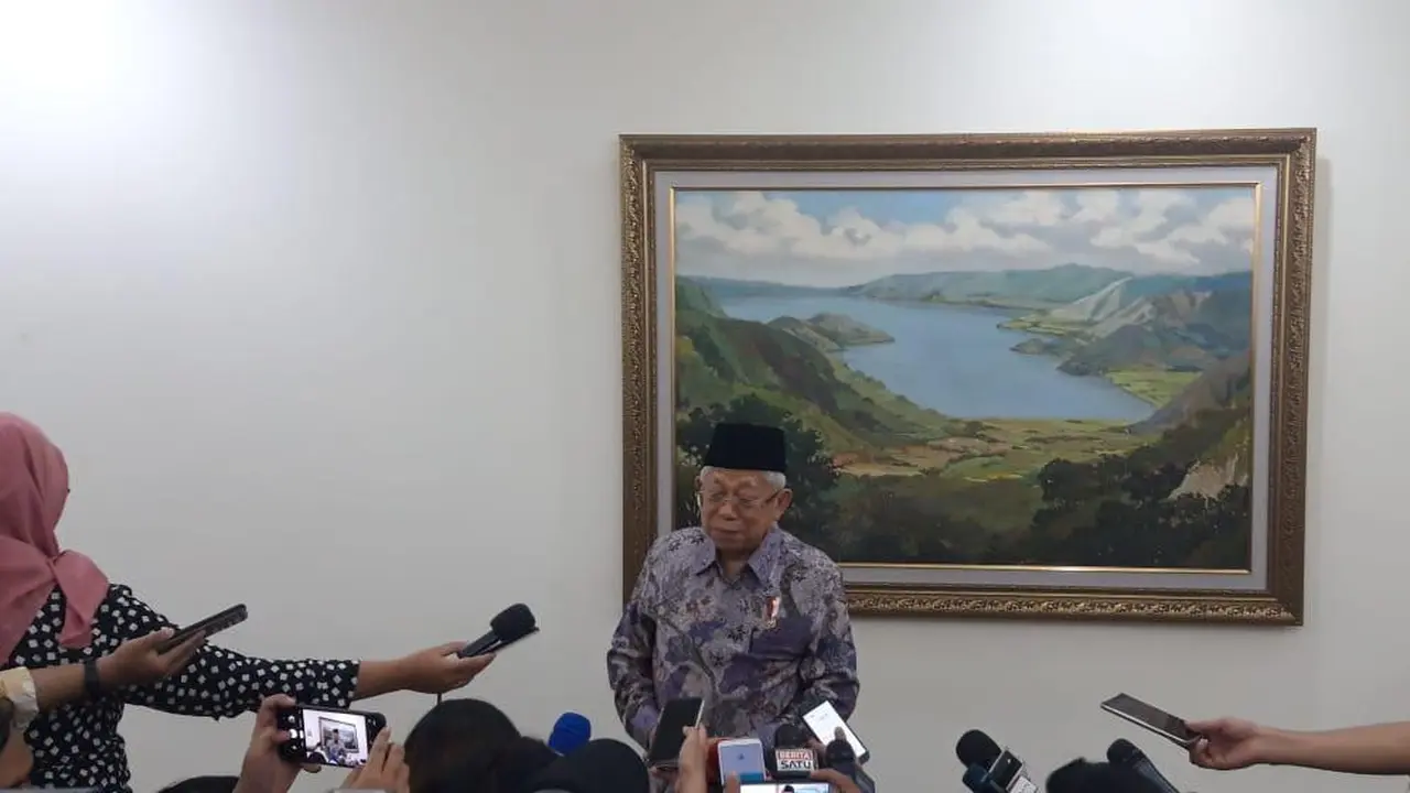 Wakil Presiden Ma'ruf Amin saat menjawab pertanyaan para wartawan di Kantor Presiden, Jalan Veteran, Jakarta. (Liputan6.com/Radityo Priyasmoro)