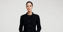 Anna Mouglalis tampil dengan aura refined sophistication lewat setelan hitam klasik khas Chanel. Ia mengenakan tailored jacket berstruktur dengan detail trimming tekstur di bagian tepian, dipadukan celana panjang berpotongan lurus yang memberikan kesan sleek dan powerful. [Dok/Chanel].