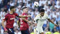 Pemain Real Madrid, Jude Bellingham, menyundul bola saat melawan Osasuna pada laga pekan ke-9 La Liga 2023/2024 di Stadion Santiago Bernabeu, Sabtu, (7/10/2023). (AP Photo/Jose Breton)