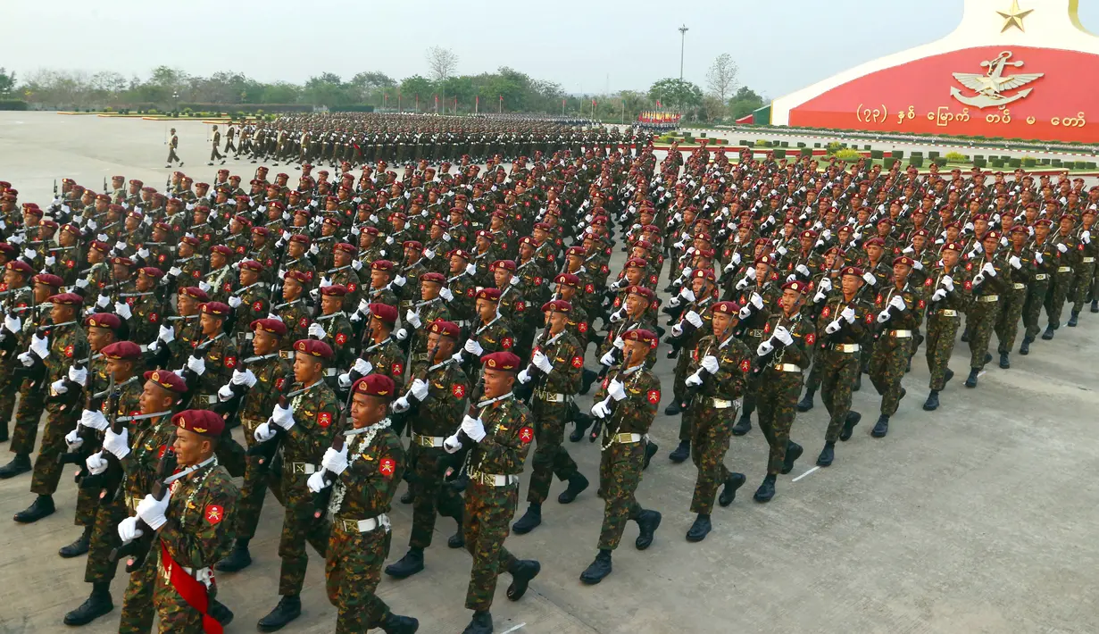 Perwira militer Myanmar berparade untuk memperingati Hari Angkatan Bersenjata ke-73 di Naypyitaw, Selasa (27/3). Ribuan angkatan bersenjata Myanmar yang dikenal sebagai Tatmadaw mengikuti parade ini. (AP Photo/Aung Shine Oo)