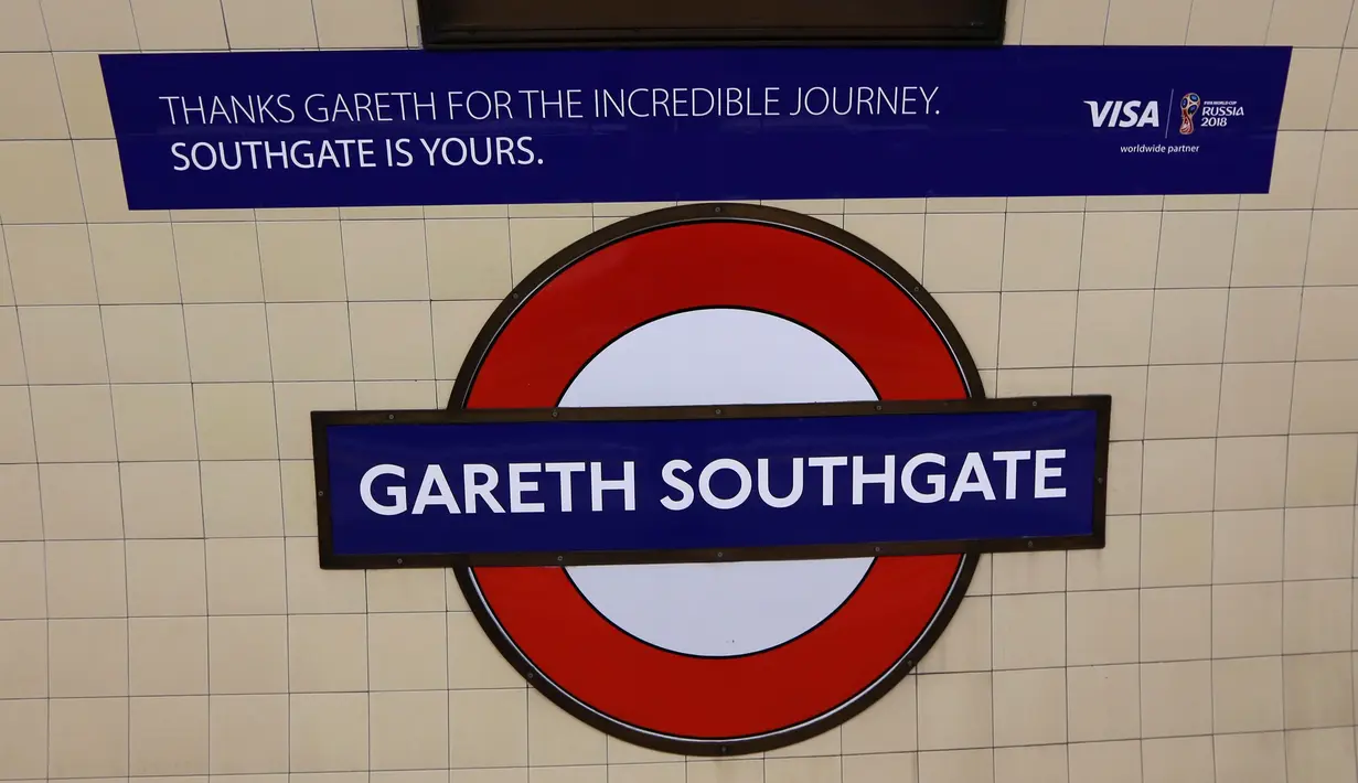Sebuah papan nama di dalam stasiun Tube Southgate yang menjadi Gareth Southgate di London, Senin (16/7). Hal itu sebagai penghormatan untuk pelatih timnas Inggris yang mengantarkan The Three Lions masuk semifinal Piala Dunia 2018. (AP/Robert Stevens)
