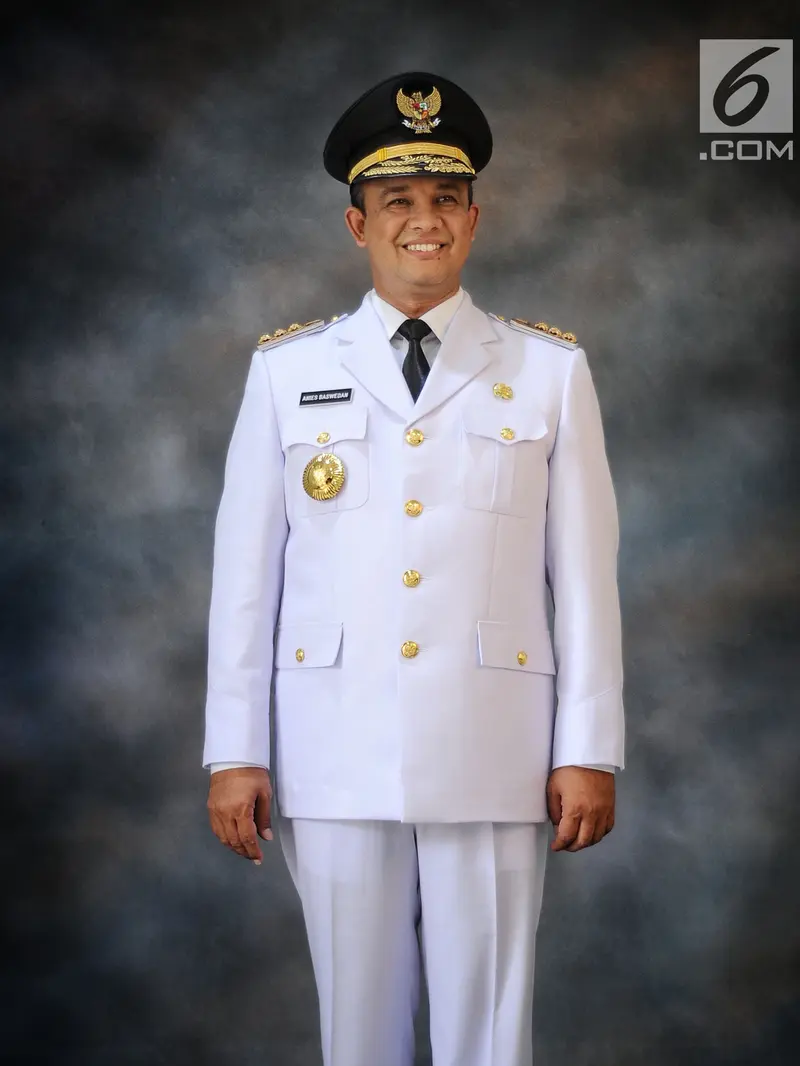 Anies dan Sandi Fitting Baju Dinas untuk Pelantikan