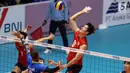 Pemain Timnas voli putra Korsel, Shin Yungsuk melakukan smes saat melawan Kazakhstan pada 8 besar grup E Kejuaraan Voli Asia 2017 di GOR Tri Dharma, Gresik, Sabtu (29/7). Korsel unggul 3-1 (25-18, 23-25, 25-23, 25-13). (Liputan6.com/Helmi Fithriansyah)