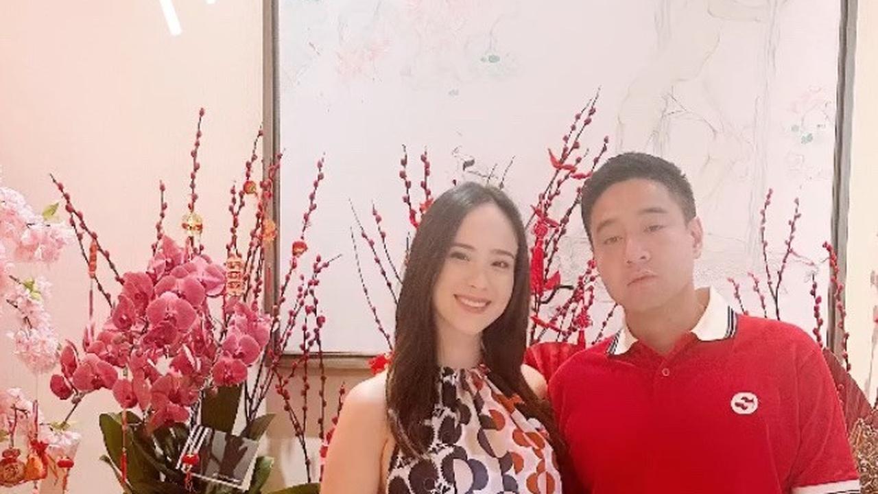 Pamela Bowie dan keluarga menyambut kedatangan tahun Naga Kayu dengan cukup sederhana. Bersama sang suami, perempuan yang tengah mengandung anak pertama ini sempat mengabadikan foto di depan dekorasi Imlek.