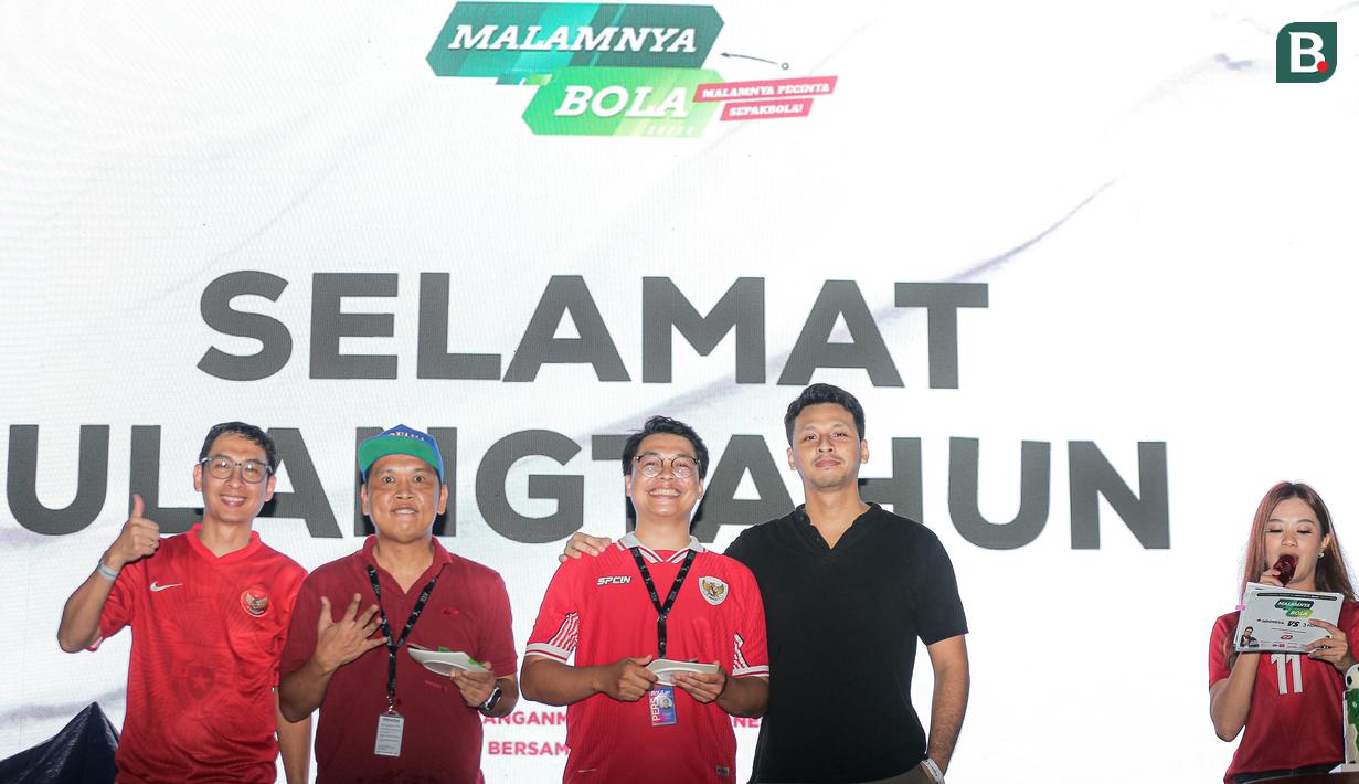 (Dari kiri) Pemimpin Redaksi Bola.com dan Bola.net, Erwin Fitriansyah, Redaktur Pelaksana Bola.com, Ario Yosia, Redaktur Pelaksana Bola.net, Afdholud Dzikry dan VP of Marketing Communication KapanLagi Youniverse (KLY), Adam Saputra usai seremoni potong kue ulang tahun Bola.com dan Bola.net saat acara MALAMNYA BOLA di Jakarta International Velodrome, Rawamangun, Jakarta Timur, Selasa (11/6/2024). (Bola.com/Bagaskara Lazuardi)