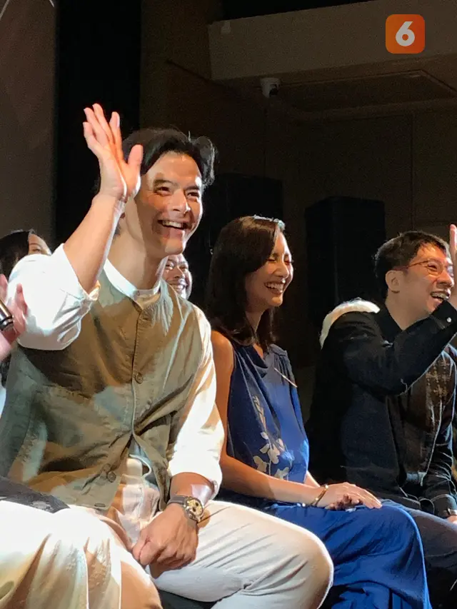 Dion Wiyoko Sheila Dara dan para film maker saat menghadiri Press Conference film “SORE: Istri Dari Masa Depan” di XXI Plaza Indonesia, Rabu (2/7/2025)