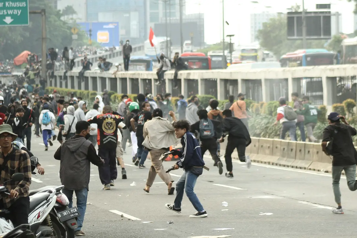 Suasana Memanas, Polisi Pukul Mundur Massa Aksi 11 April