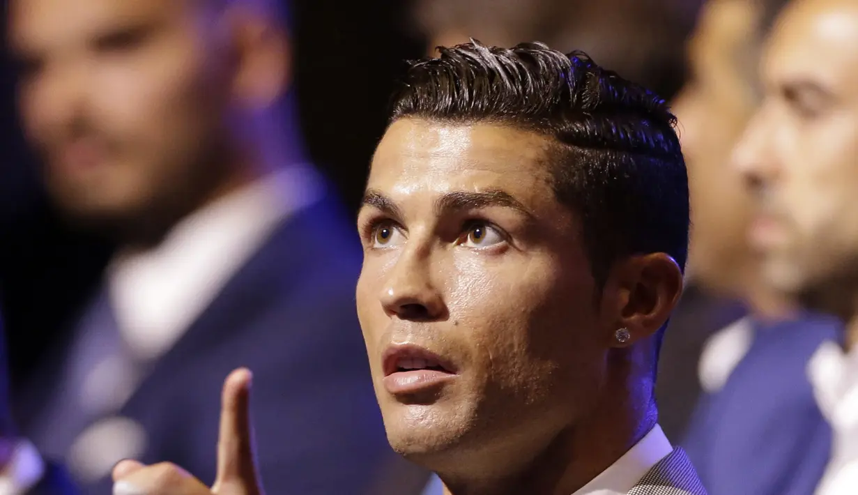 Cristiano Ronaldo tampil modis saat akan menerima trofi Pemain Terbaik Eropa 2016-2017  di Grimaldi Forum, Monaco, (24/8/2017). Ronaldo mengalahkan Messi dan Buffon yang termasuk dalam nominasi. (AP/Claude Paris)