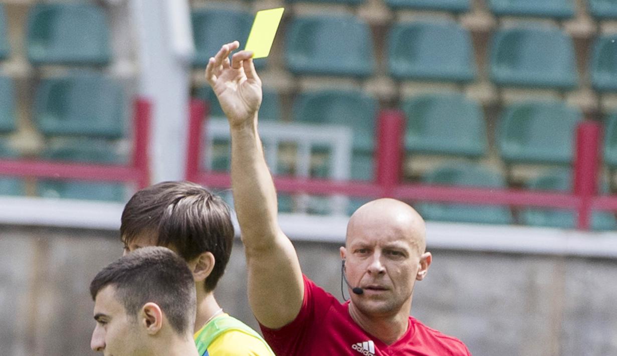 Wasit asal Polandia, Szymon Marciniak, melakukan latihan jelang laga Piala Dunia di Moscow, Rusia, Selasa (12/6/2018). Sebanyak 26 wasit akan bertugas sepanjang pagelaran Piala Dunia 2018. (AP/Pavel Golovkin)