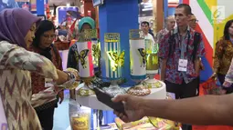 Pengunjung melihat produk yang dipamerkan dalam Apkasi Otonomi Expo (AOE) di JCC Jakarta, Rabu (3/7/2019). AOE 2019 berupaya untuk menawarkan peluang investasi pada para investor. (Liputan6.com/Angga Yuniar)