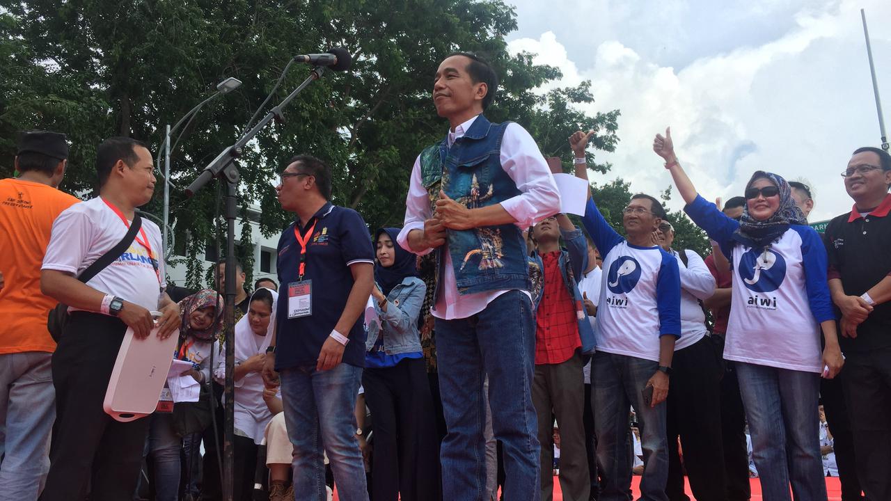 Capres petahana Joko Widodo atau Jokowi menghadiri deklarasi dukungan di Tugu Pahlawan Surabaya, Jawa Timur. (Liputan6.com/Lizsa Egeham)