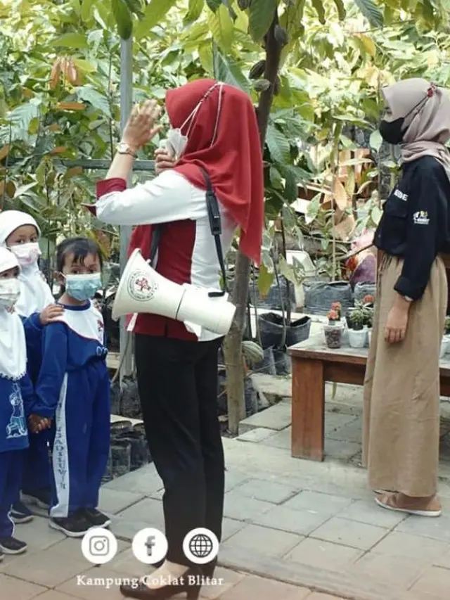 Wisata edukasi di Kampung Coklat Blitar saat mendapat kunjungan siswa sekolah