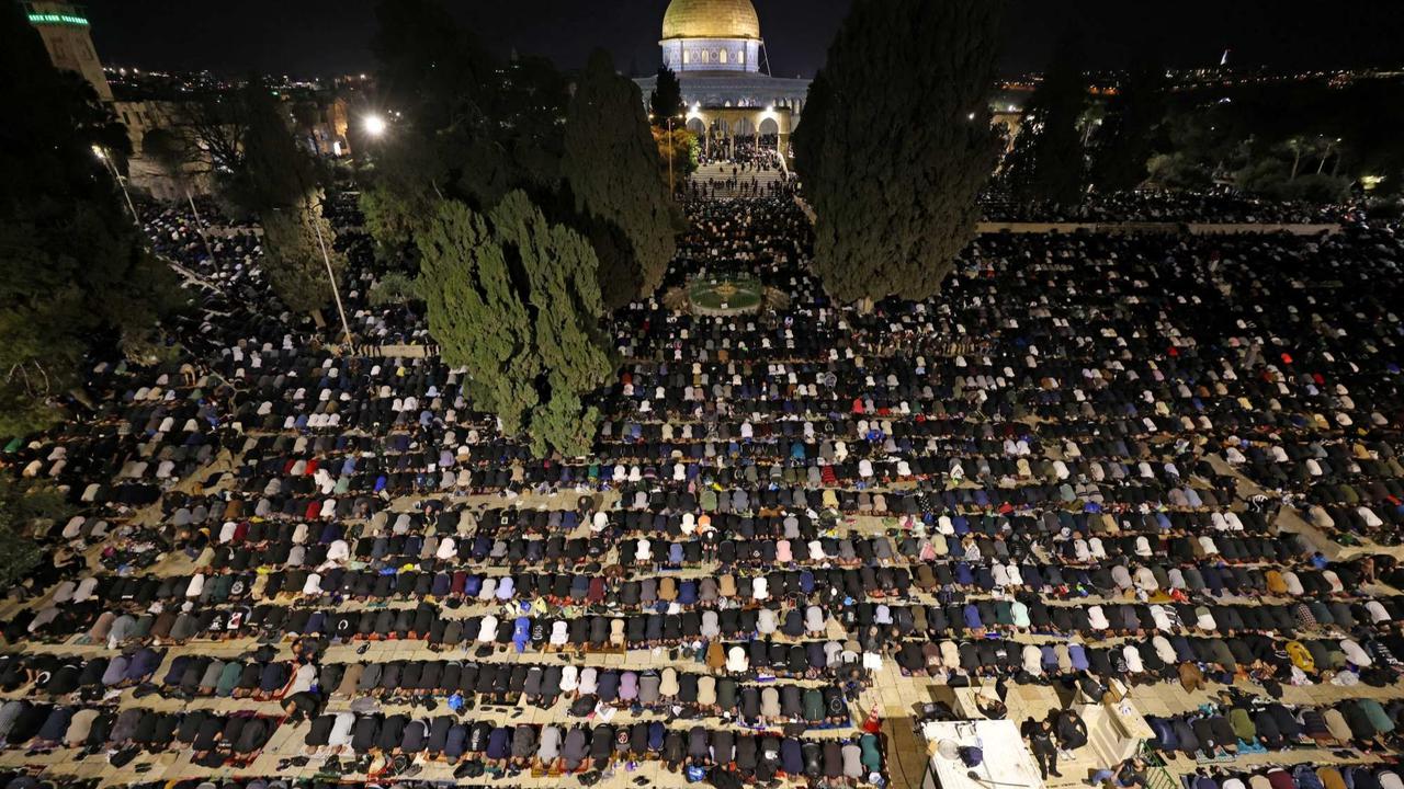 Ribuan Warga Palestina Beribadah Malam 27 Ramadan di Masjid Al Aqsa