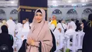 Artis Masayu Anastasia membagikan beberapa potret dengan penampilan berbeda. Mantan istri Lembu Wiworo Jati itu tampil dengan mengenakan hijab dan busana syar'i. Berikut beberapa potretnya yang dipuji makin cantik dan didoakan istiqomah. [Instagram/masayuanastasia]